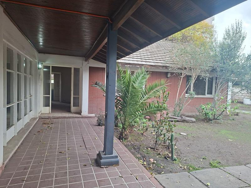 Gran Terreno de 611 m² en Barrio Simón Bolívar, Ñuñoa | Sólida Casa Familiar con Enorme Potencial