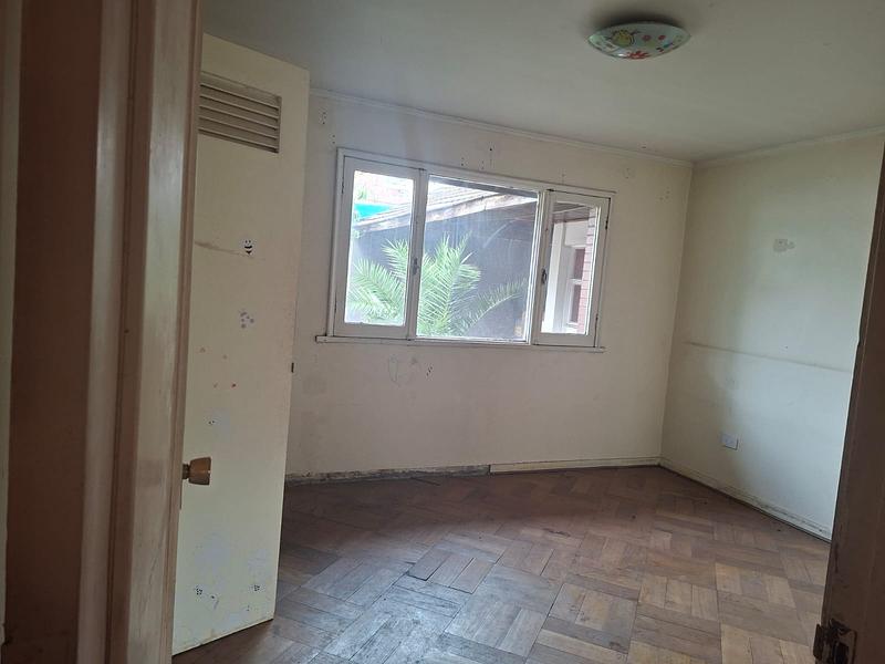 Gran Terreno de 611 m² en Barrio Simón Bolívar, Ñuñoa | Sólida Casa Familiar con Enorme Potencial