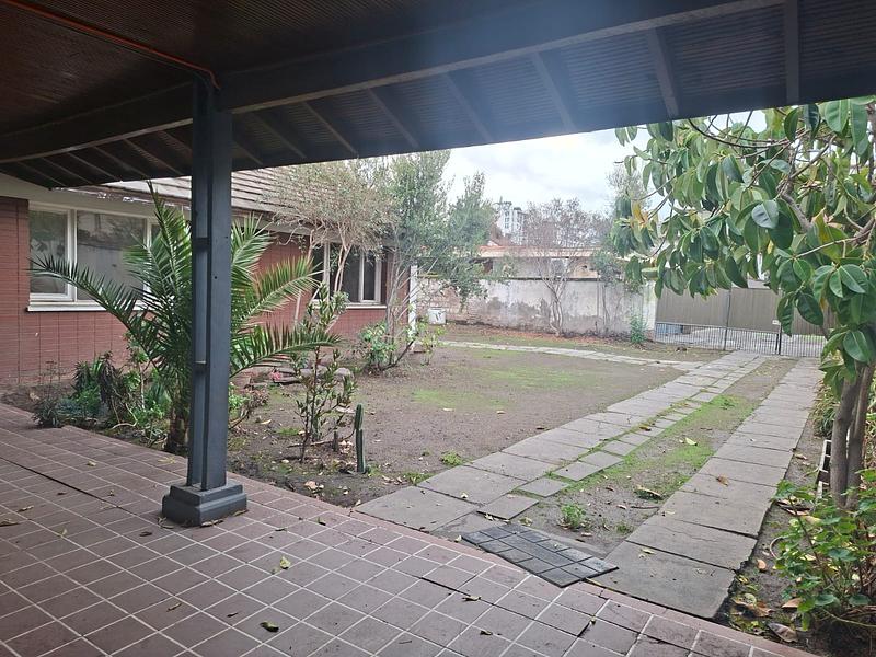Gran Terreno de 611 m² en Barrio Simón Bolívar, Ñuñoa | Sólida Casa Familiar con Enorme Potencial
