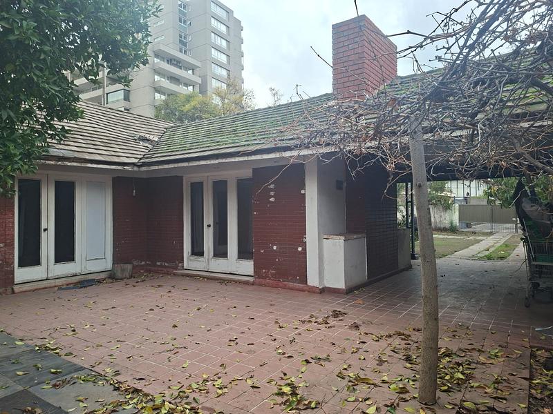 Gran Terreno de 611 m² en Barrio Simón Bolívar, Ñuñoa | Sólida Casa Familiar con Enorme Potencial