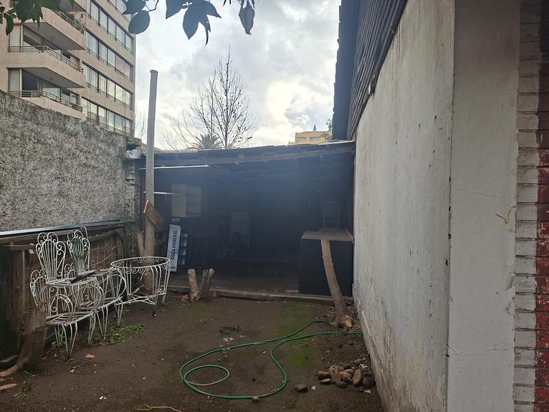 Gran Terreno de 611 m² en Barrio Simón Bolívar, Ñuñoa | Sólida Casa Familiar con Enorme Potencial