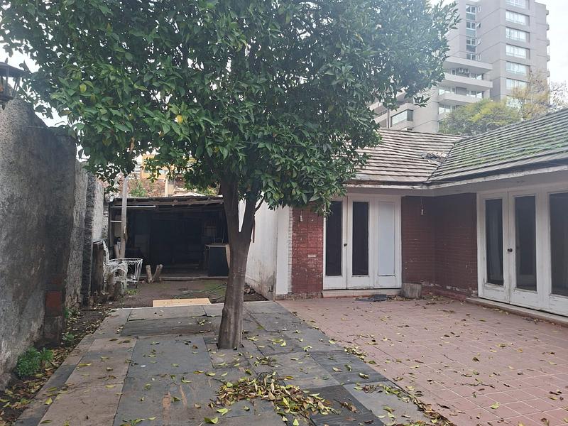Gran Terreno de 611 m² en Barrio Simón Bolívar, Ñuñoa | Sólida Casa Familiar con Enorme Potencial