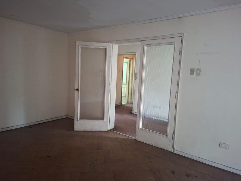 Gran Terreno de 611 m² en Barrio Simón Bolívar, Ñuñoa | Sólida Casa Familiar con Enorme Potencial