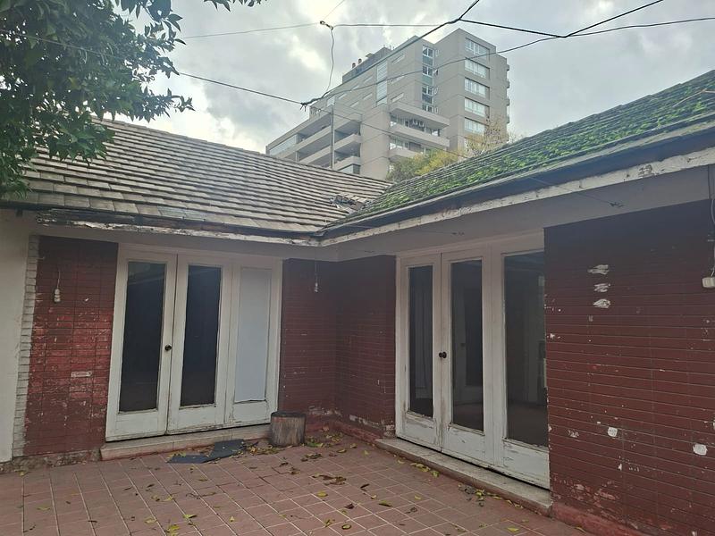 Gran Terreno de 611 m² en Barrio Simón Bolívar, Ñuñoa | Sólida Casa Familiar con Enorme Potencial