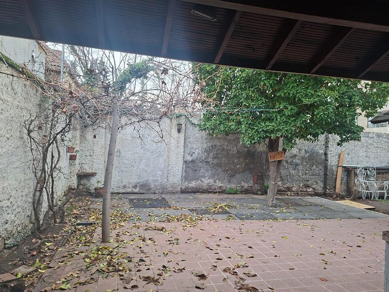 Gran Terreno de 611 m² en Barrio Simón Bolívar, Ñuñoa | Sólida Casa Familiar con Enorme Potencial