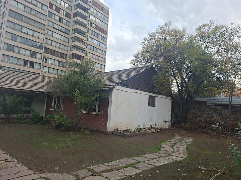 Gran Terreno de 611 m² en Barrio Simón Bolívar, Ñuñoa | Sólida Casa Familiar con Enorme Potencial