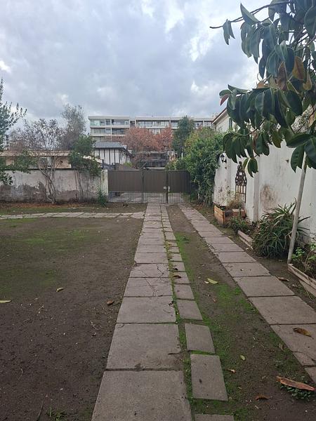 Gran Terreno de 611 m² en Barrio Simón Bolívar, Ñuñoa | Sólida Casa Familiar con Enorme Potencial